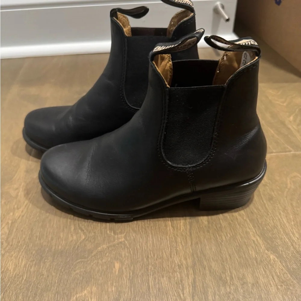 Blundstone Heeled Black Ankle Boots - Picture 3 of 5